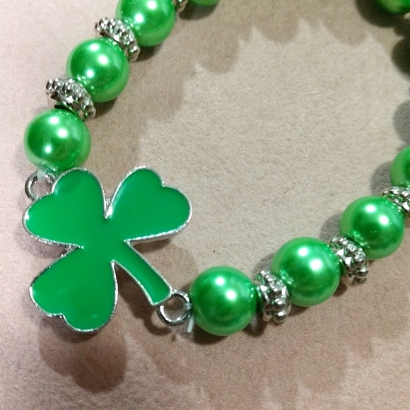 ☘️St. Patrick's Day☘️Stretch Bracelet with Green Pearls and 1 Shamrock … - Picture 5 of 16